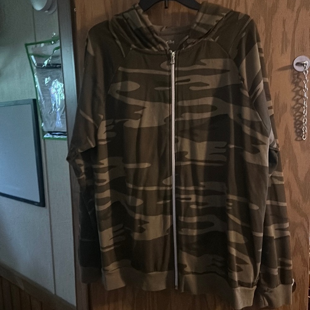 LOVE TRIBE FULL ZIP CAMO SWEATSHIRT/HOODIE: EUC: SIZE 1X